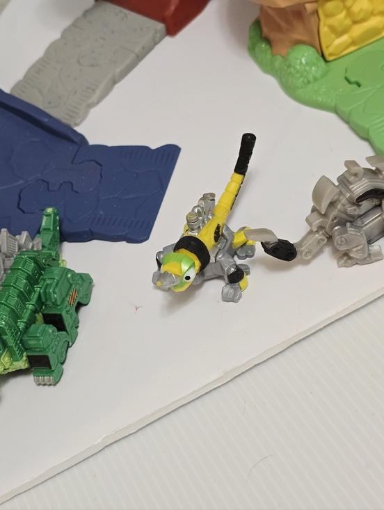 Dinotrux Toys R Us Exclusive Playset Set - Picture 7 of 16
